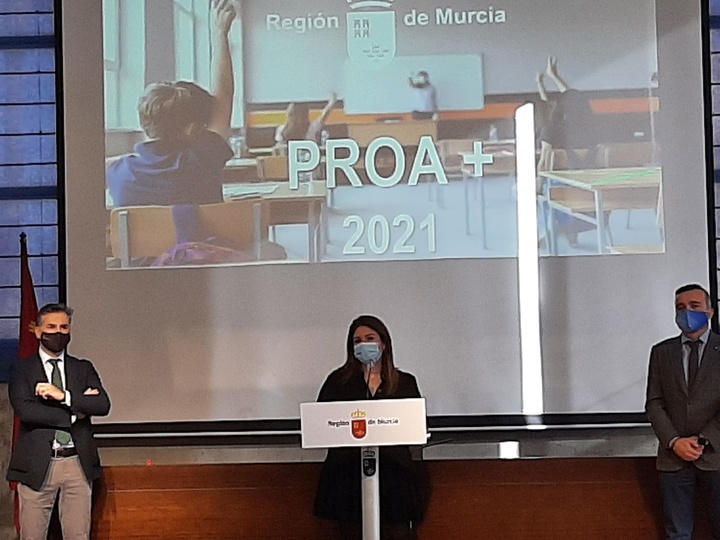 La consejera de Educación y Cultura, Esperanza Moreno, junto a los directores generales de Innovación Educativa y Atención a la Diversidad, Carlos Albaladejo, y de Evaluación Educativa y Formación Profesional, Sergio López, en la presentación del plan de mejora de la atención socioemocional al alumnado