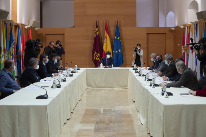 López Miras se reúne con los sectores hortofrutícola, agroalimentario y del transporte para adoptar una postura común sobre las exportaciones a Reino Unido/2