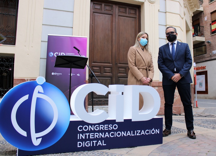 La consejera de Empresa, Industria y Portavocía, Ana Martínez Vidal, junto al presidente de la Cámara de Comercio de Murcia, Miguel López Abad, durante la inauguración del Congreso de Internacionalización Digital