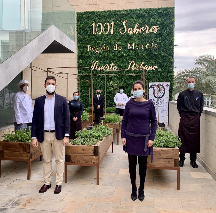 La consejera Cristina Sánchez y el director del Itrem, Juan Francisco Martínez, junto a alumnos y formadores del Centro de Cualificación Turística, en la inauguración del 'Huerto Urbano de los 1.001 Sabores'