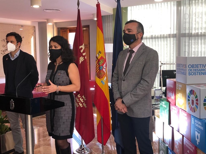La consejera de Transparencia, Participación y Administración Pública, presenta en rueda de prensa el programa 'Educación en Gobierno Abierto' junto con el director general de Gobierno Abierto y Cooperación, David Martínez, y el director general de Innovación Educativa y Atención a la Diversidad de la Consejería de Educación y Cultura, Carlos Albaladejo