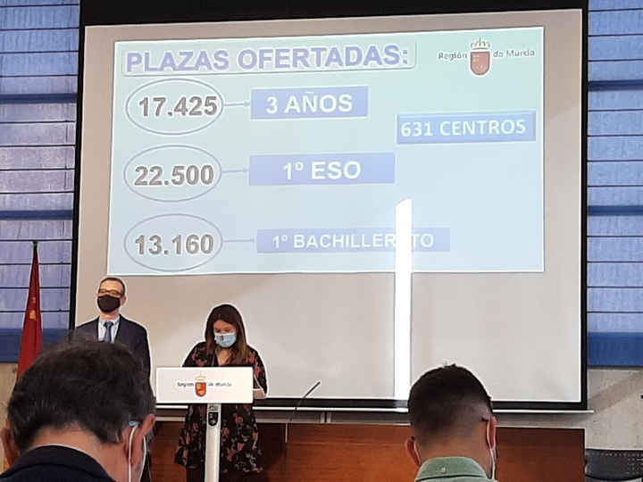 Imagen de la consejera de Educación y Cultura, Esperanza Moreno, y el director general de Planificación Educativa y Recursos Humanos, Víctor Marín, en la presentación del proceso de admisión del curso 2021-2022, que comienza el próximo lunes