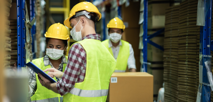 Trabajadores en una empresa industrial