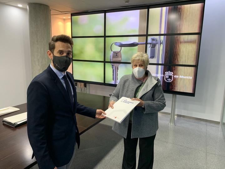 El director general de Vivienda, José Francisco Lajara, hace entrega de las escrituras de su vivienda a una nueva propietaria de Alhama de Murcia