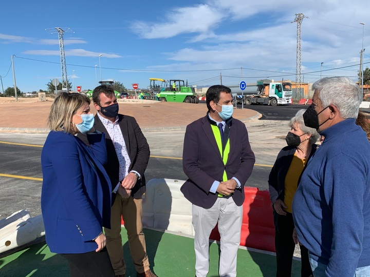 La vicealcaldesa de Cartagena, Noelia Arroyo, el consejero de Fomento e Infraestructuras, José Ramón Díez de Revenga, y los vecinos de los barrios cartageneros de San José Obrero y La Vaguada, y de la urbanización Alcalde de Cartagena, en la visita a las obras de la rotonda de Viña del Mar que entrará en servicio esta misma mañana