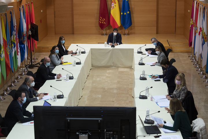 El jefe del Ejecutivo regional, Fernando López Miras, preside la reunión del Comité de Seguimiento Covid