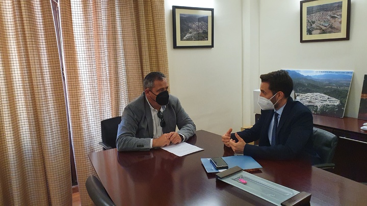El alcalde de Pliego, Antonio Huéscar, y el director general de Vivienda, José Francisco Lajara, durante la reunión mantenida hoy sobre las ayudas de rehabilitación y reconstrucción que pueden beneficiar a 22 familias del municipio