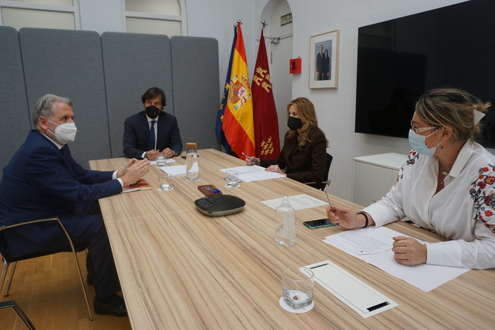 El consejero Miguel Motas se reunió con el delegado territorial de la Organización Nacional de Ciegos de España en la Región de Murcia, Juan Carlos Morejón de Girón, y con las directoras generales de la Consejería Marisa López y Purificación Cuadrupani
