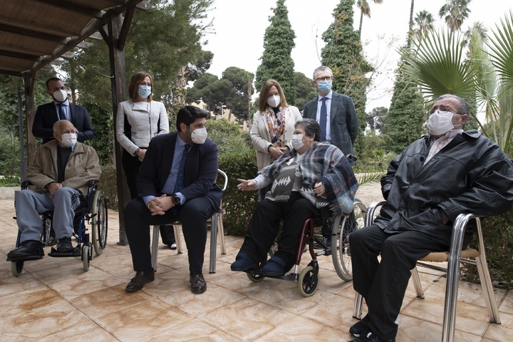 El presidente de la Comunidad, Fernando López Miras, visita la residencia de personas mayores 'Edad Dorada' de Mensajeros de la Paz, en San Pedro del Pinatar