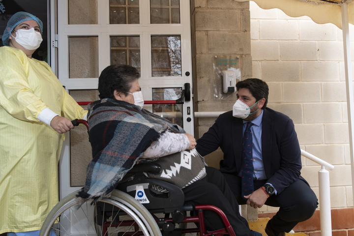 El presidente de la Comunidad, Fernando López Miras, visita la residencia de personas mayores 'Edad Dorada' de Mensajeros de la Paz