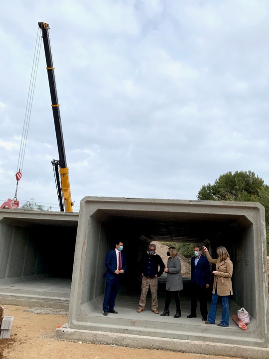 El consejero José Ramón Díez de Revenga, la vicealcaldesa de Cartagena, Noelia Arroyo, y vecinos de Los Nietos durante la instalación de los marcos del puente sobre la rambla de La Carrasquilla (2)