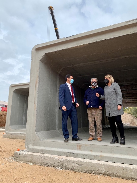 El consejero José Ramón Díez de Revenga, la vicealcaldesa de Cartagena, Noelia Arroyo, y vecinos de Los Nietos durante la instalación de los marcos del puente sobre la rambla de La Carrasquilla (3)