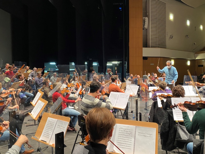 Imagen del ensayo de Zapata Tenor ensayando con la Orquesta Sinfónica de la Región de Murcia para el concierto de mañana jueves