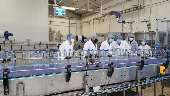 El consejero Antonio Luengo durante su visita a la planta de agua mineral del Grupo Reina en el manantial de Cantalar en Moratalla