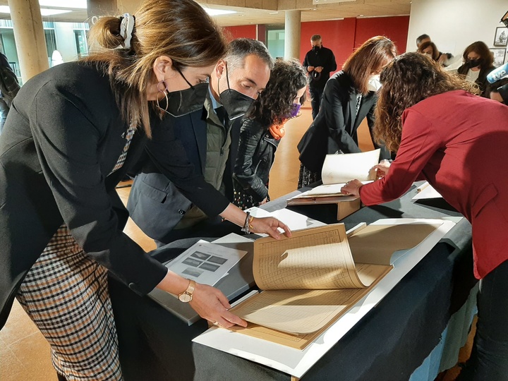 El director general de Bienes Culturales, junto a las alcaldesas de Archena y Bullas y la concejala de Cieza, en la presentación de los documentos históricos de sus municipios que han sido restaurados