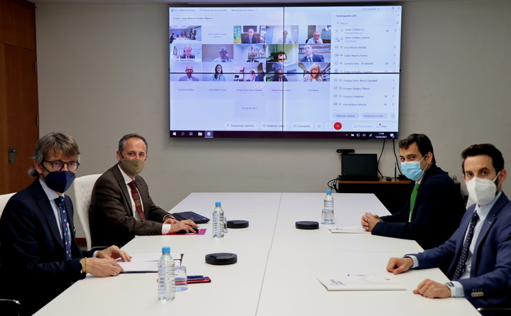 Los consejeros de Presidencia y Hacienda, Javier Celdrán, y de Fomento e Infraestructuras, José Ramón Díez de Revenga, durante la reunión con las entidades financieras