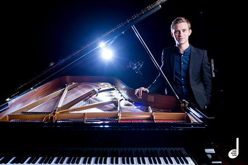Imagen del pianista Dymtro Choni que actúa este jueves con la Orquesta Sinfónica de la Región de Murcia en el Auditorio regional Víctor Villegas