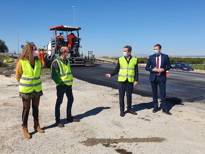 El director general de Carreteras, José Antonio Fernández Lladó, y el concejal de Pedanías y Barrios, Marco Antonio Fernández, durante su visita las obras de refuerzo del firme de la carretera que une las pedanías murcianas de Los Ramos y Zeneta (RM-F16), que se realiza mediante una novedosa técnica que reutiliza los materiales deteriorados de esa misma vía