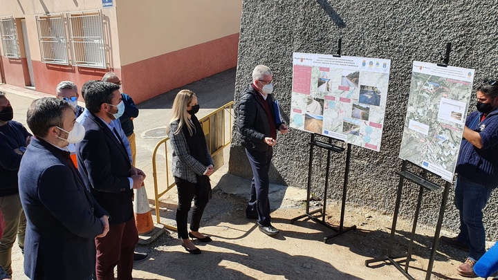 El consejero Antonio Luengo y la alcaldesa Alicia del Amor, durante la visita a los caminos rurales de La Salmartina y Hoya Redonda.