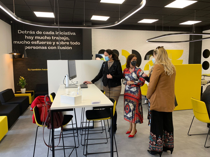 Sonia Carrillo y Juana María Martínez visitan la Oficina de la Agencia Tributaria de la Región en Fuente Álamo (II)