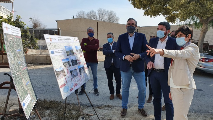 El consejero Antonio Luengo, junto a la alcaldesa de Santomera, durante la presentación de las obras en los caminos Vereda Pepeles y Cuatro Esquinas