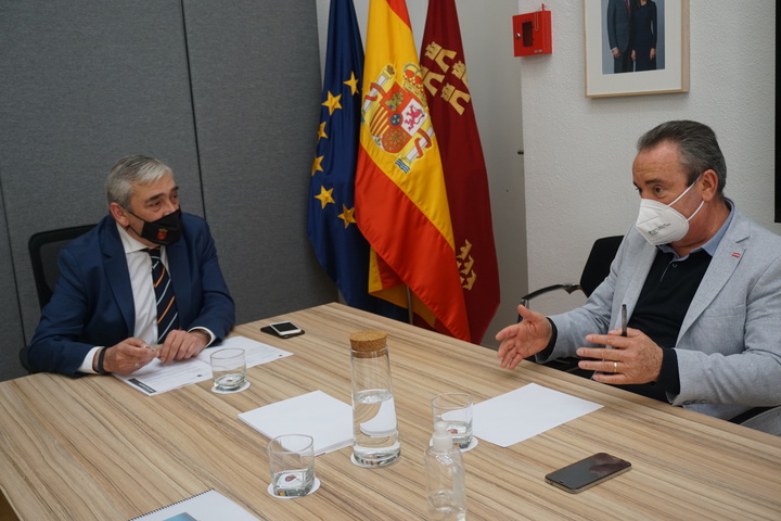 El consejero de Empleo mantiene su primer encuentro con el secretario general de CCOO (Comisiones Öbreras)