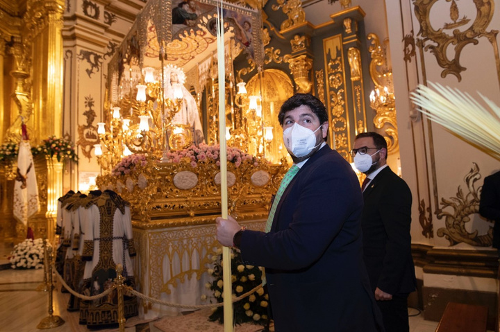 El presidente Fernando López Miras asiste a la eucaristía de las Palmas en honor a San Juan Evangelista, de la Real y Muy Ilustre Archicofradía de Nuestra Señora del Rosario, Paso Blanco (1)