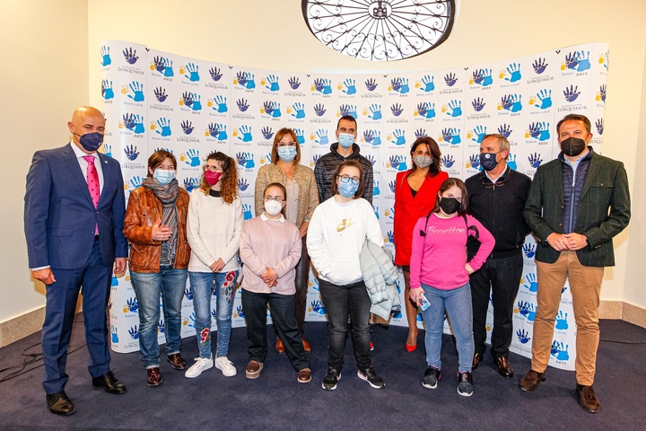 Isabel Franco asiste a la inauguración de la 'I Edición de Talleres de pintura creativa Down-Arte. Un cuadro para una ilusión'