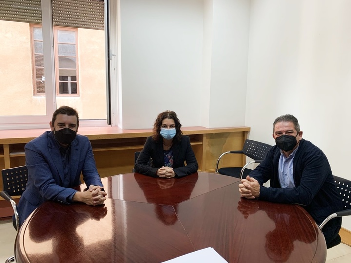 La directora de la Agencia Tributaria, Sonia Carrillo, durante la reunión con los representantes de la Comunidad de Regantes de Ayala Ojós-Villanueva, durante la reunión para la suscripción del convenio