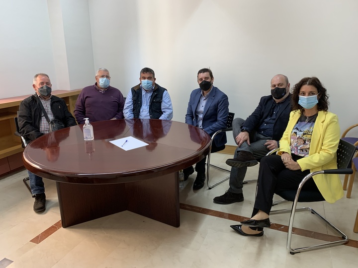 La directora de la Agencia Tributaria de la Región de Murcia, junto a responsables de la Comunidad de Regantes de Campos del Río y Los Rodeos, durante la reunión para la suscripción del convenio