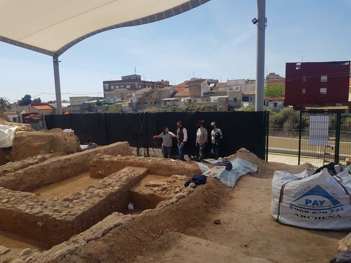 Visita del director general de Bienes Culturales, Rafael Gómez, y del alcalde de Librilla, Tomas Baño, al yacimiento romano localizado en el casco urbano