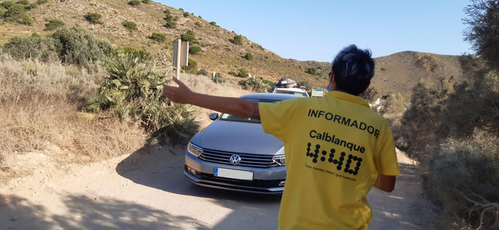 Informadores del Parque Regional de Calblanque durante la ordenación de accesos del pasado verano