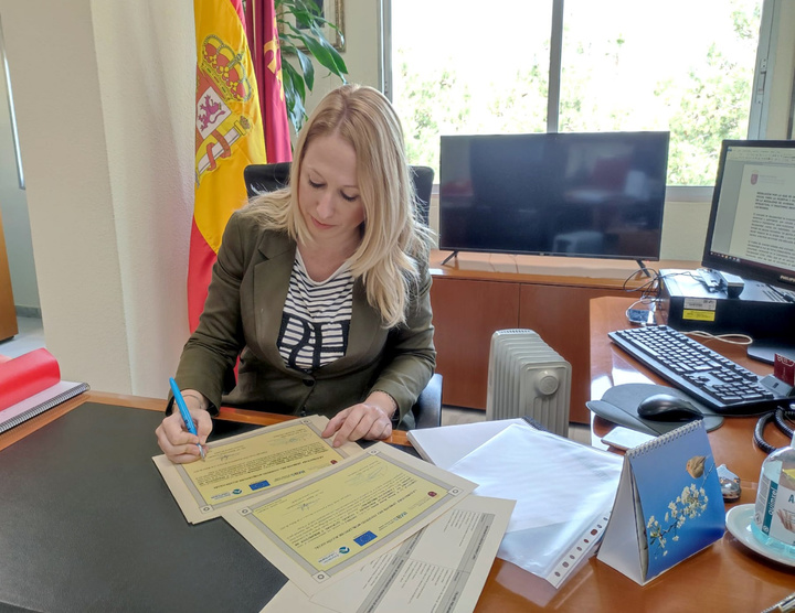 La directora gerente del Instituto Murciano de Acción Social, Raquel Cancela, ultimando la firma de los diplomas concedidos