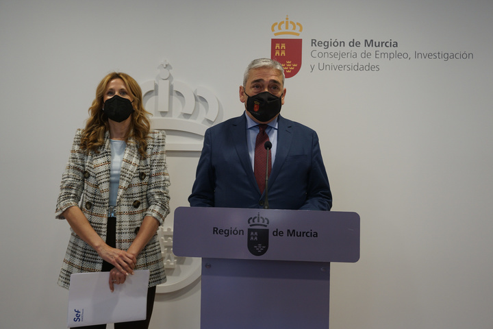 En la imagen, el consejero de Empleo, Investigación y Universidades, Francisco Álvarez, y la directora general del Servicio Regional de Empleo y Formación, Marisa López
