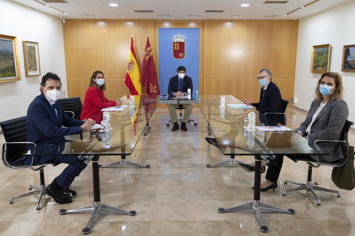 El jefe del Ejecutivo autonómico, Fernando López Miras, recibe a la nueva presidenta del Colegio Oficial de Farmacéuticos de la Región de Murcia, Paula Payá (I).