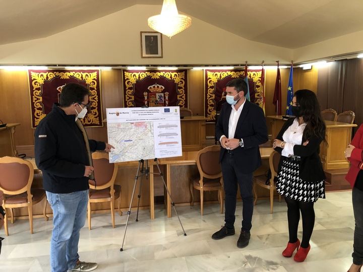 El consejero Antonio Luengo y la alcaldesa de Alguazas, Silvia Ruiz, durante la explicación de las obras a acometer en el camino rural de La Almazara