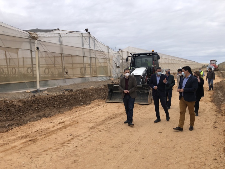El consejero Antonio Luengo (2i), durante su visita, junto al alcalde de San Javier, José Miguel Luengo, a las obras del camino rural de Lo Llerena