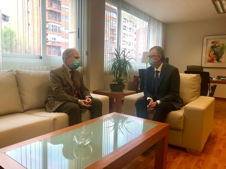 El consejero de Salud, Juan José Pedreño, se reunió con el jefe de Servicio de Microbiología y de la Unidad de Medicina Tropical del hospital Virgen de la Arrixaca, Manuel Segovia