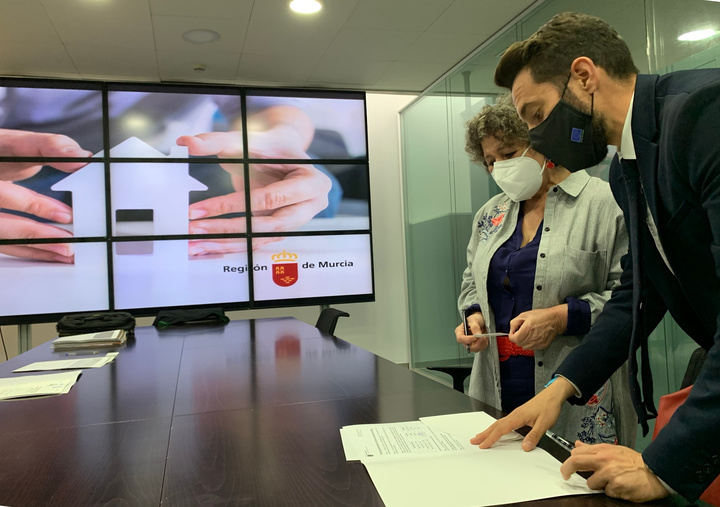 El director general de Vivienda, José Francisco Lajara, durante la firma de las escrituras de una vivienda social que pasa a ser de una familia que ha residido en ella durante los últimos 25 años (1)