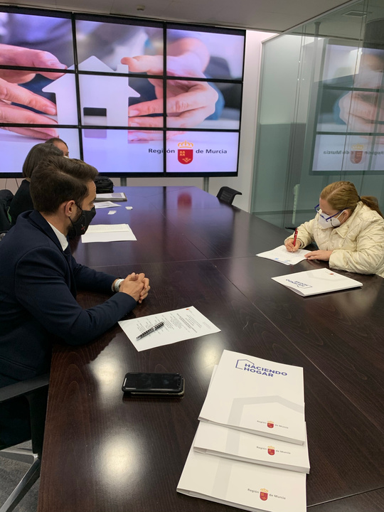 El director general de Vivienda, José Francisco Lajara, durante la firma de las escrituras de una vivienda social que pasa a ser de una familia que ha residido en ella durante los últimos 25 años (2)