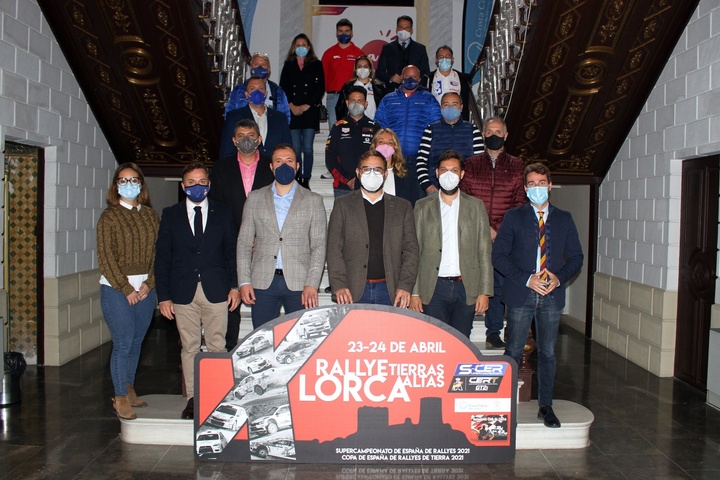 Los directores generales de Deportes, Francisco Sánchez, y del Instituto de Turismo de la Región de Murcia, Juan Francisco Martínez, en la presentación del rallye que tuvo lugar la semana pasada junto a los organizadores y colaboradores de la prueba