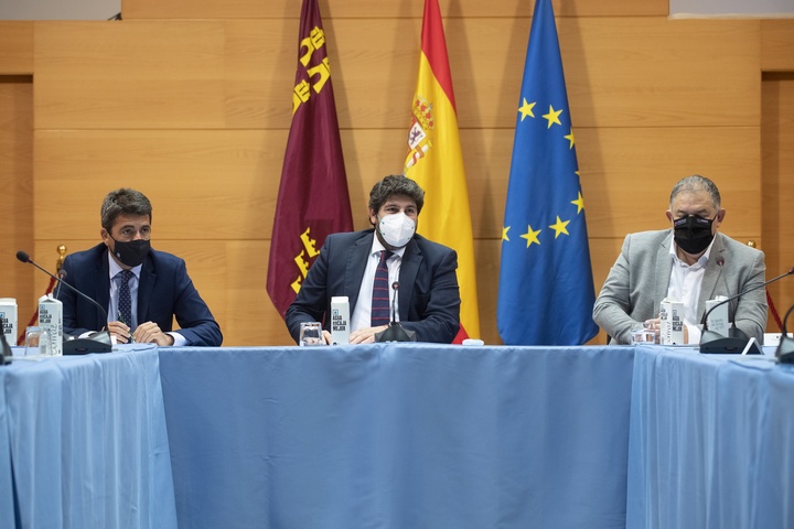 El jefe del Ejecutivo autonómico se reúne con el presidente de la Diputación de Alicante, que se ha adherido a la declaración institucional en defensa del trasvase Tajo-Segura 2