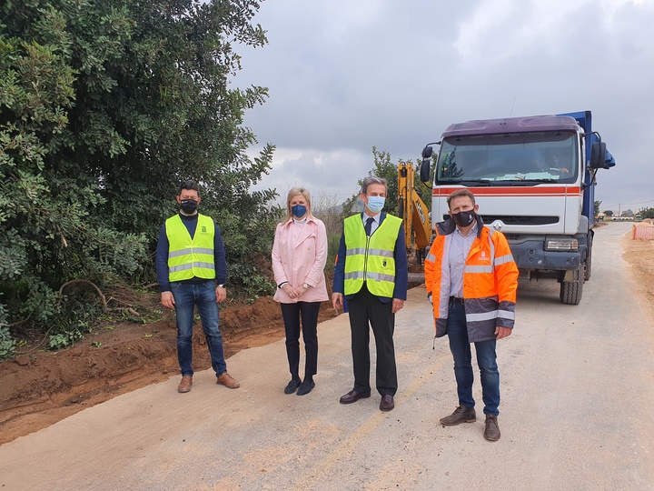 El director general de Carreteras, José Antonio Fernández Lladó, y el alcalde de Torre Pacheco, Antonio León, durante la visita a las obras de la carretera regional RM-F29 en la que la Comunidad Autónoma invertirá 980.000 euros para reparar los daños ocasionados por la dana en su firme y drenaje (1)