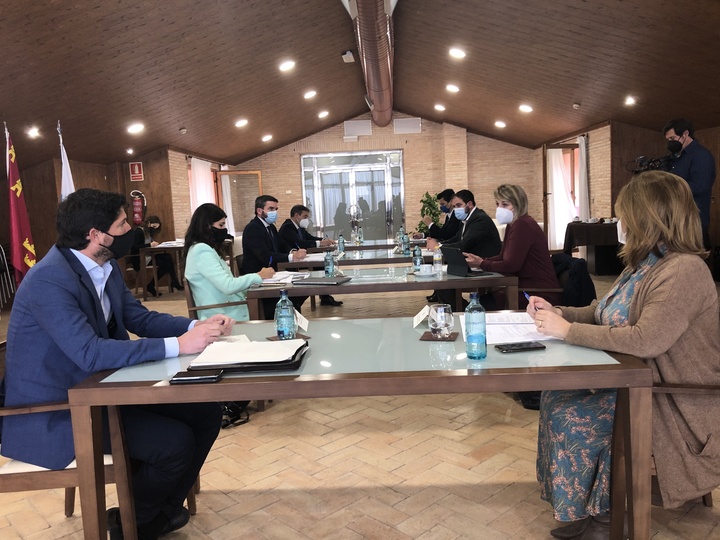 El consejero de Agua, Agricultura, Ganadería, Pesca y Medio Ambiente, Antonio Luengo, presidió la reunión del Foro Interadministrativo del Mar Menor