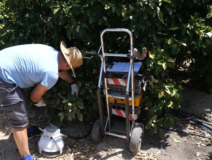Un agricultor usa la aplicación de ozono en los suelos cultivados