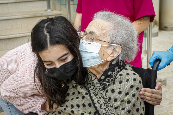 Usuarios de la Residencia Nova  Santa Ana, en Cartagena, junto a sus familiares 1