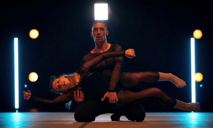 Iratxe Ansa e Igor Bacovich poniendo en escena 'Al desnudo'