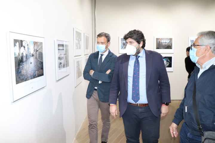 López Miras visita la exposición 'Fotoperiodismo 2020'