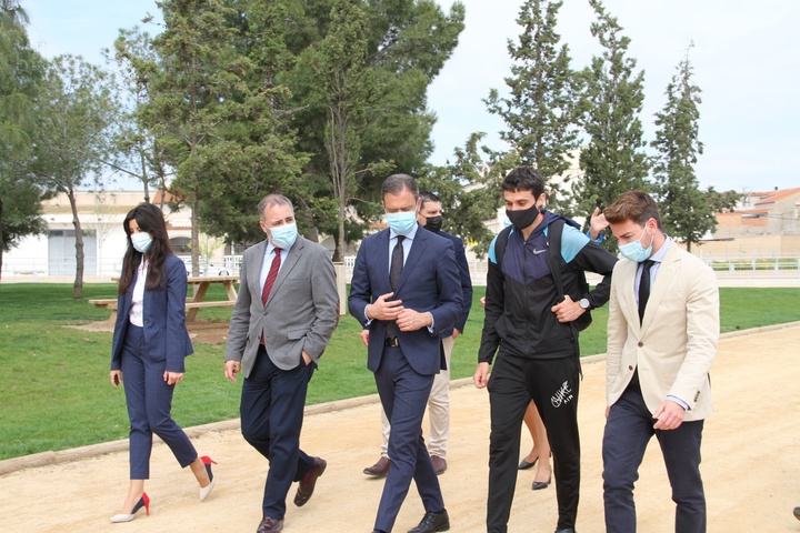 El atleta Mariano García mostró al consejero el lugar donde prepara su participación para los juegos de Tokio