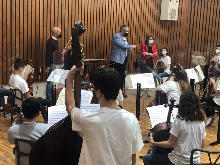 Imágenes de la consejera de Educación y Cultura, María Isabel Campuzano, en la visita a la jornada de trabajo de la Orquesta de Aspirantes de las Región de Murcia en el Auditorio regional Víctor Villegas (1)